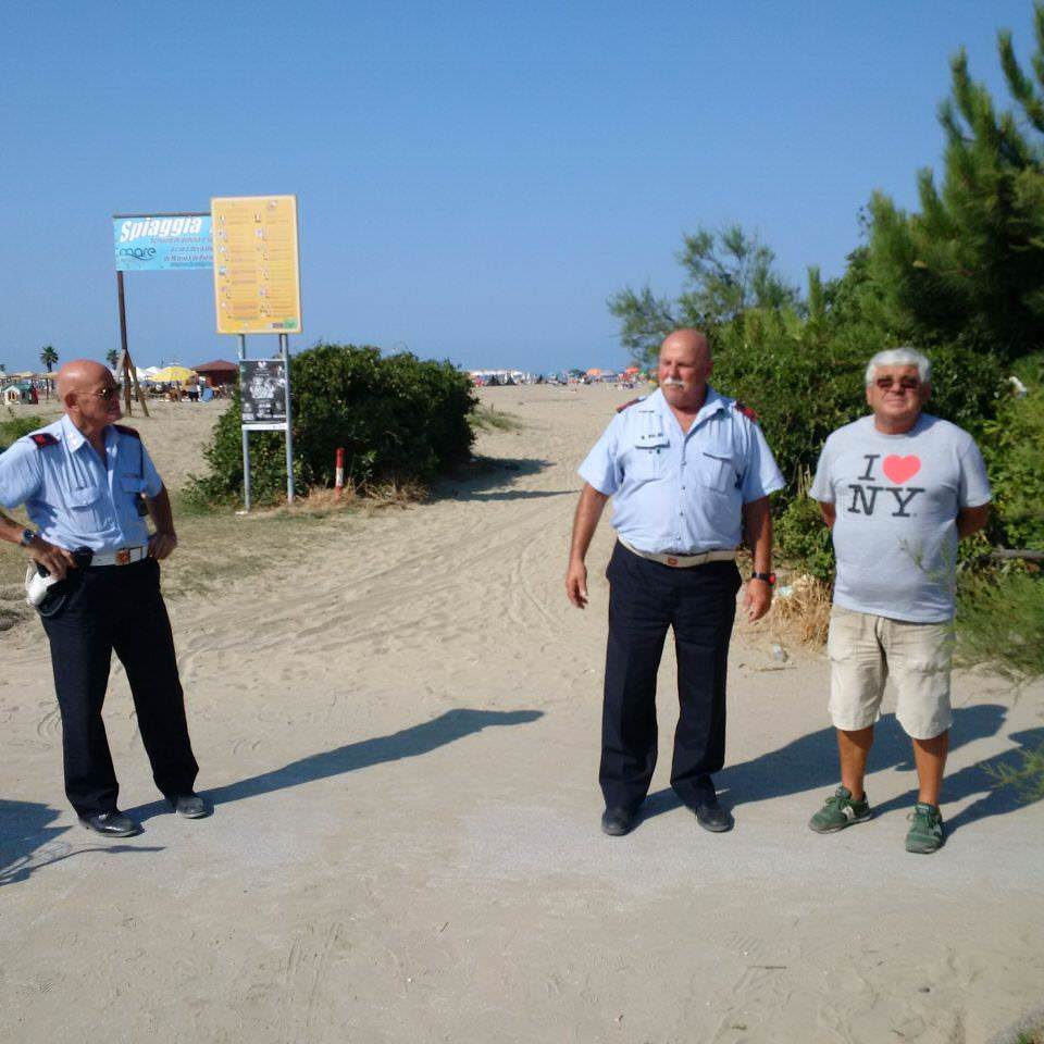 Abusivismo commerciale, blitz della municipale in spiaggia