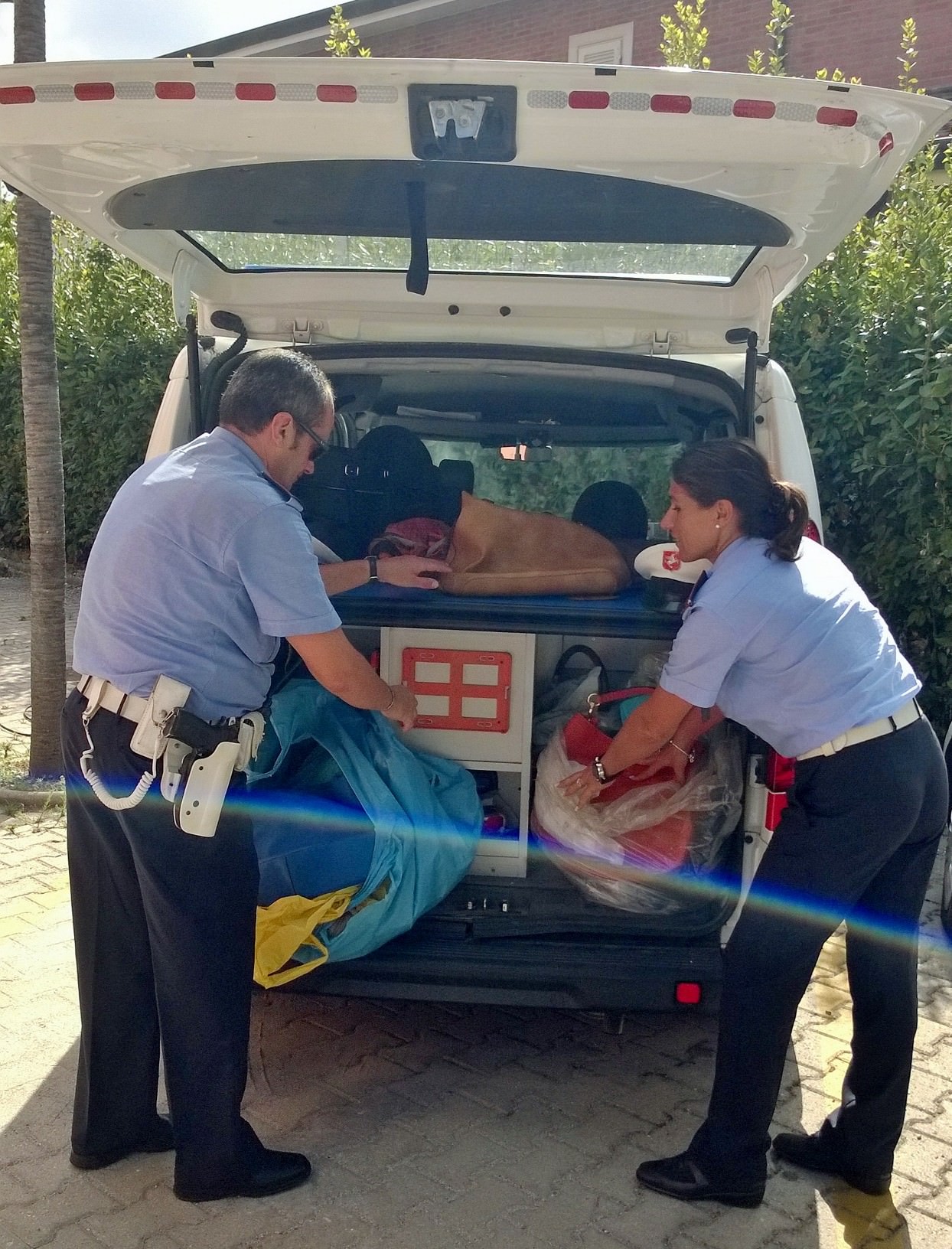 Ancora controlli a Forte dei Marmi. Sequestro di merce contraffatta alla fermata del bus