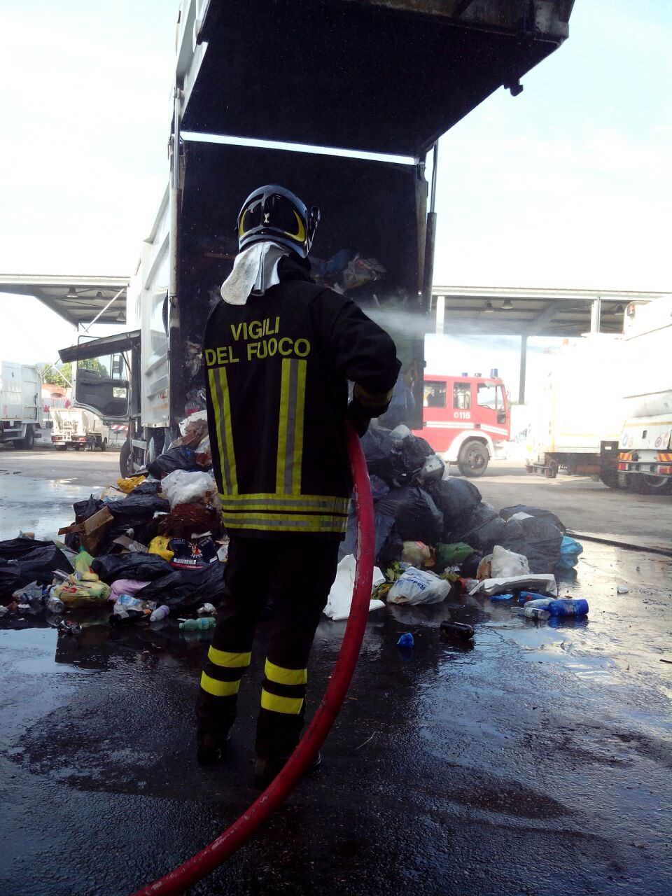 Camion della Sea prende fuoco all’interno del deposito