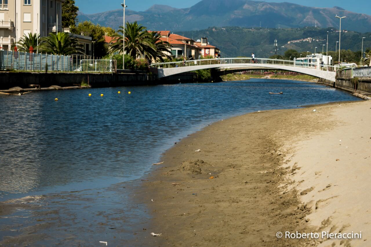 Enterococchi intestinali nella fossa dell’Abate, il sindaco di Viareggio firma l’ordinanza: divieto di balneazione