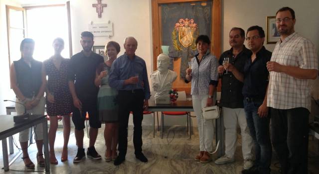 Lo scultore Dino De Ranieri dona un busto di Filadelfo Simi a Stazzema