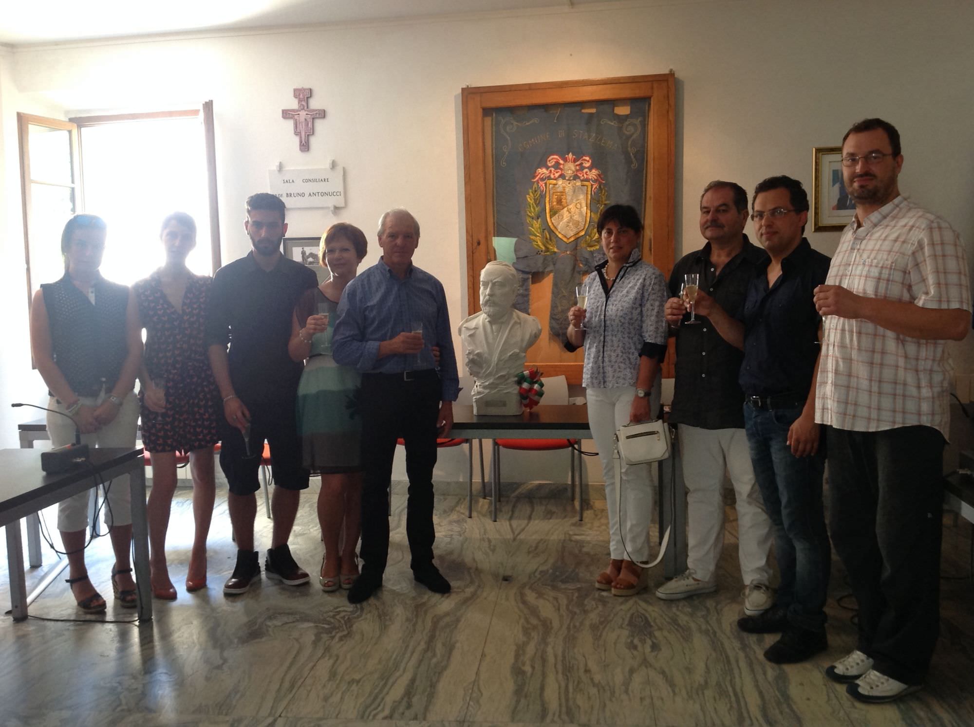 Lo scultore Dino De Ranieri dona un busto di Filadelfo Simi a Stazzema