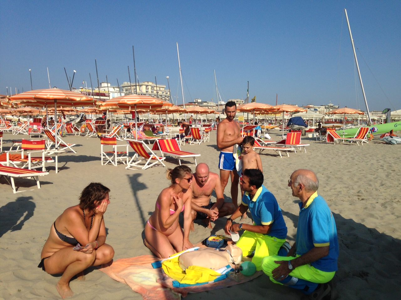 Rianimazione in spiaggia a Lido di Camaiore