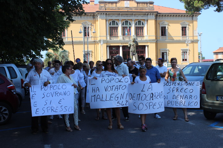 Corteo pro Mallegni. Una sessantina a Pietrasanta contro la legge Severino