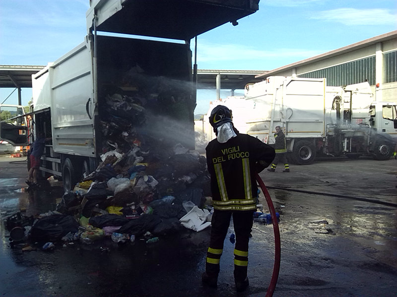 Prende fuoco un automezzo della Sea a causa dei residui di una grigliata