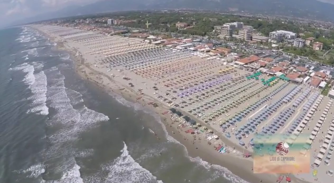 La spiaggia di Lido di Camaiore vista dal drone