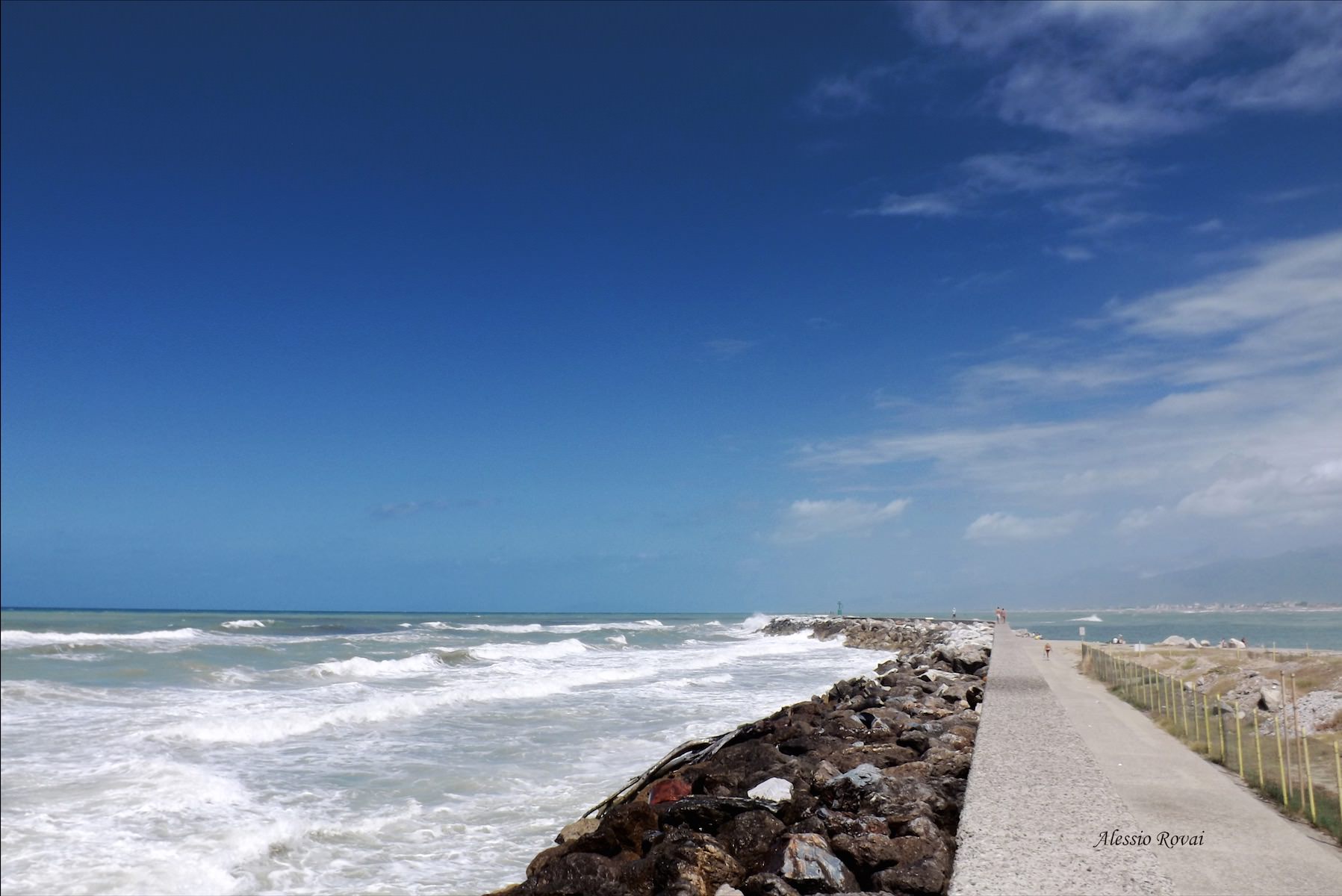 Mamma coraggio si tuffa in mare per salvare un bambino