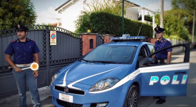 La Polizia rovina la festa in piscina