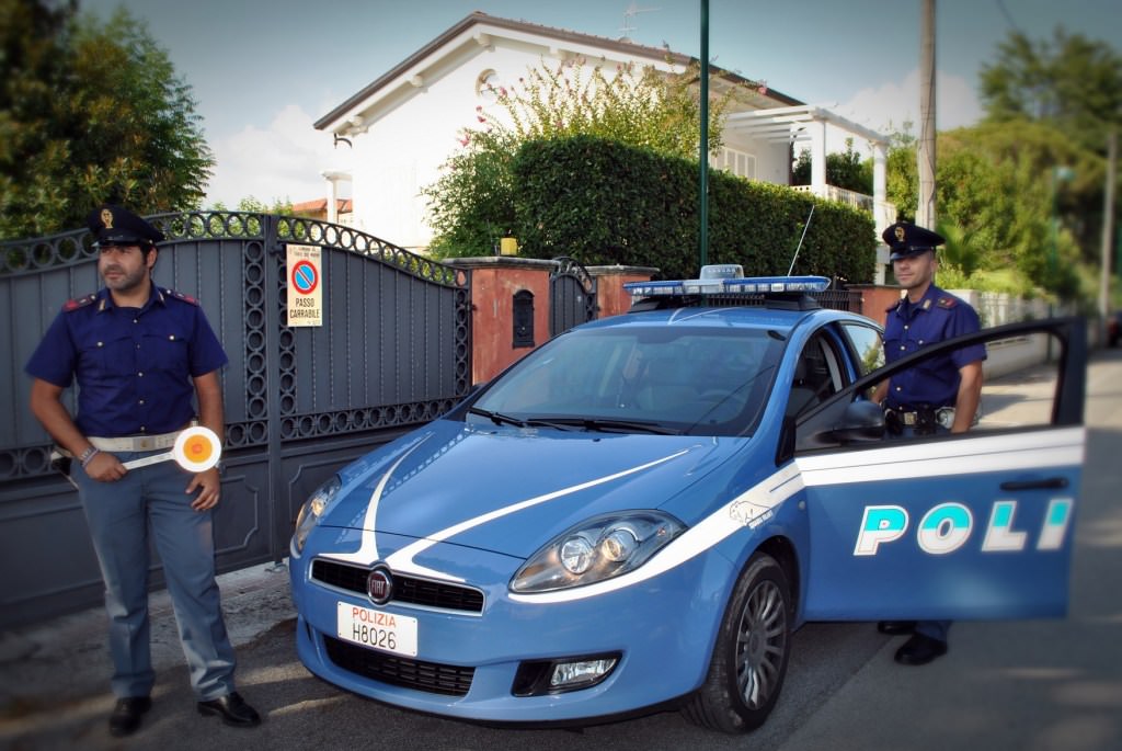 La Polizia rovina la festa in piscina