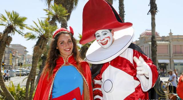 Alzabandiera del Carnevale estivo (le foto)