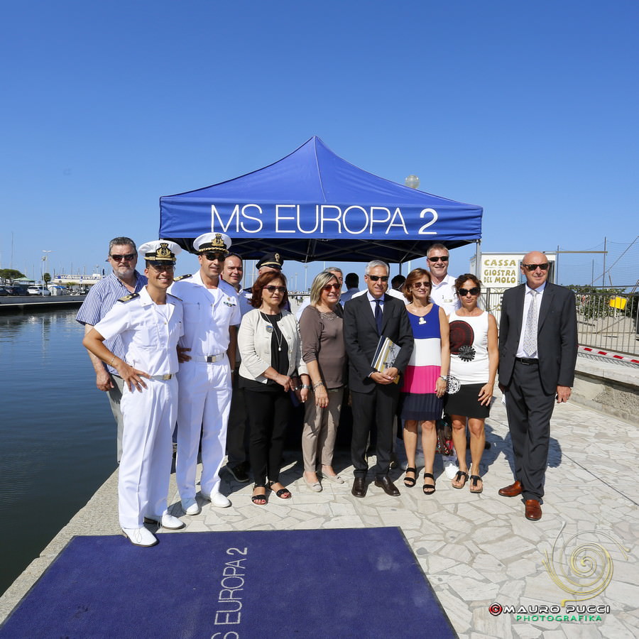 La nave da crociera con cinquecento turisti fa tappa a Viareggio (le foto)