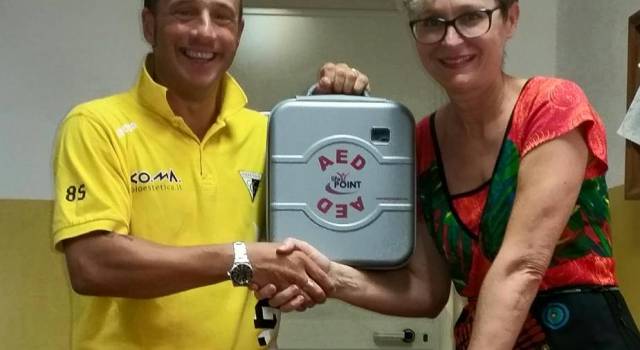 L&#8217;hockey camp del Cgc dona una defibrillatore alla scuola Jenco