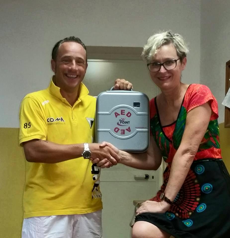 L’hockey camp del Cgc dona una defibrillatore alla scuola Jenco