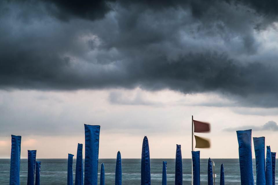 Foto “triste” sulla pagina Facebook del Comune di Viareggio, pioggia di commenti negativi