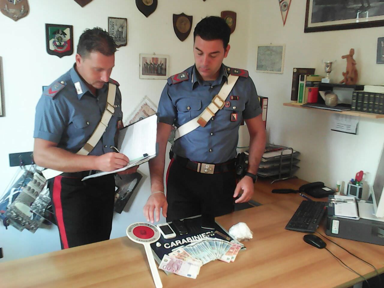 Beccato mentre vende cocaina a due clienti, un arresto a Pietrasanta