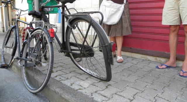 Ciclista (e il suo cane) investiti da una donna nel tratto ciclopedonale di via Fratti