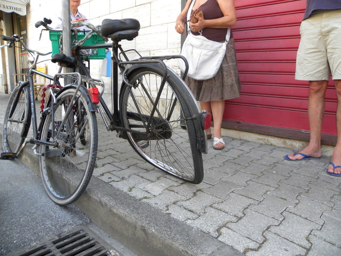 Ciclista (e il suo cane) investiti da una donna nel tratto ciclopedonale di via Fratti