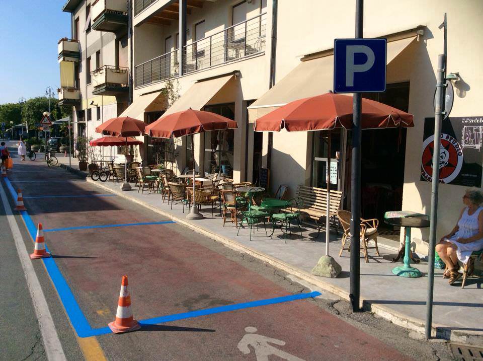 Stalli di sosta che cancellano percorsi pedonali, è polemica a Pietrasanta