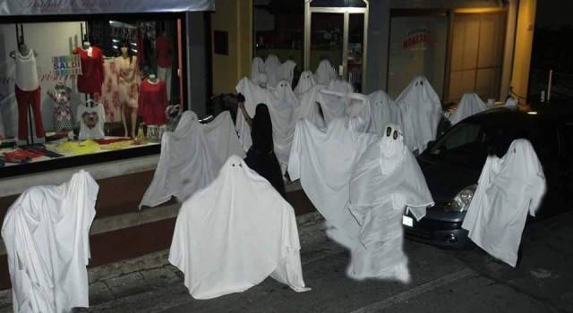 Fantasmi nella notte a Massarosa, curiosa protesta contro l&#8217;abbandono del centro storico