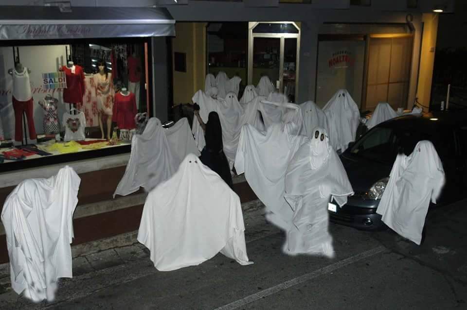 Fantasmi nella notte a Massarosa, curiosa protesta contro l’abbandono del centro storico