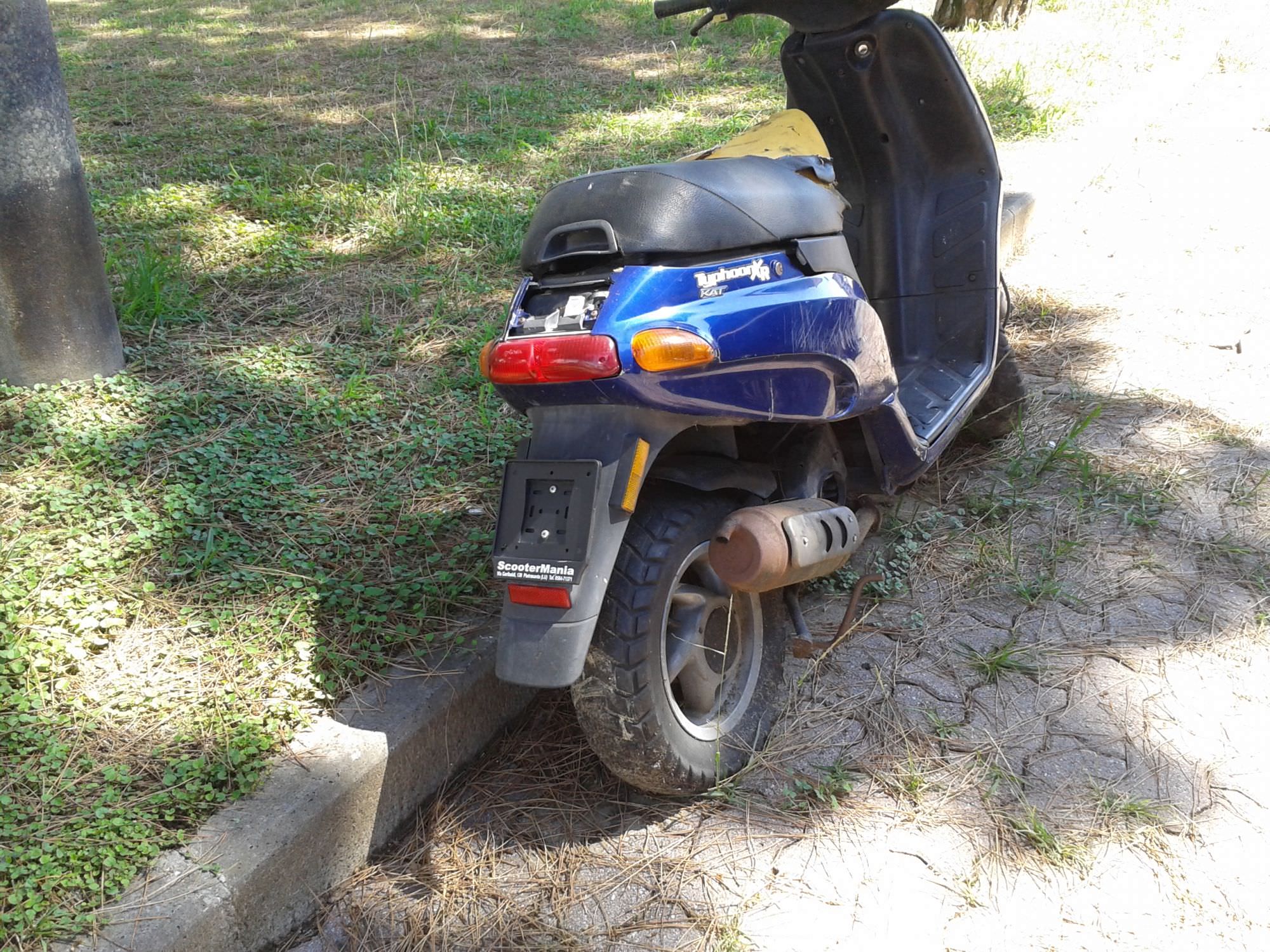 Scooter abbandonato in piazza Viani