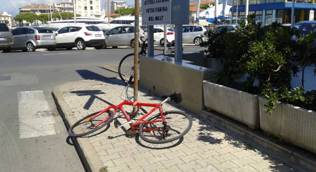 Biciclette legate ai pali della segnaletica stradale. Disagi a Viareggio