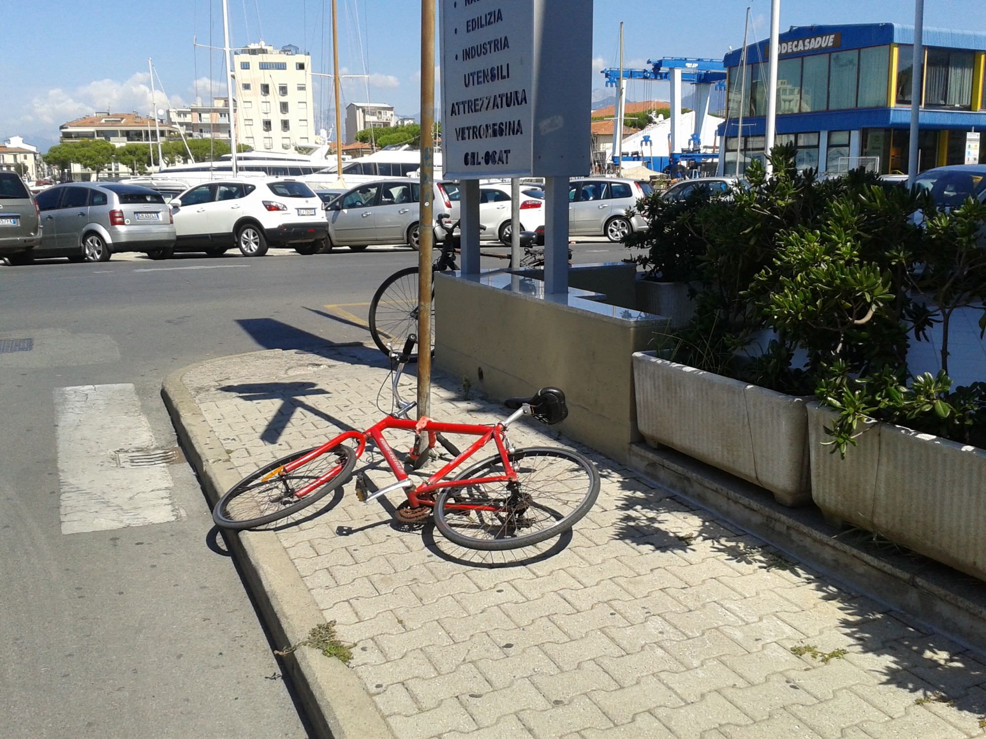 Biciclette legate ai pali della segnaletica stradale. Disagi a Viareggio