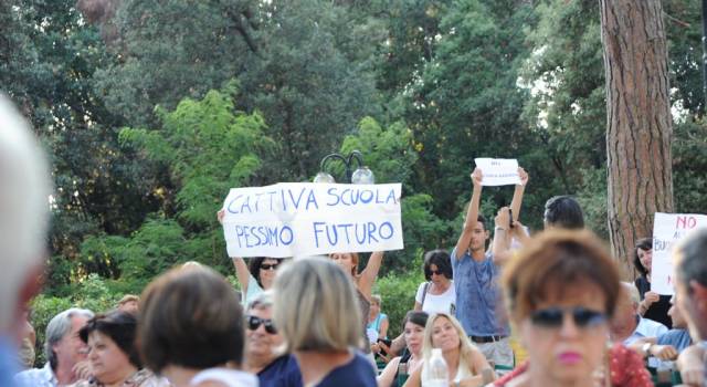 &#8220;No alla scuola azienda&#8221;: contestazione alla Versiliana per il ministro Giannini