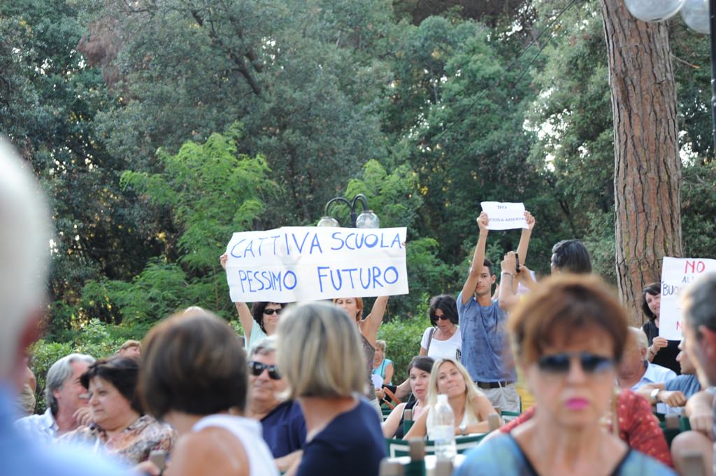 “No alla scuola azienda”: contestazione alla Versiliana per il ministro Giannini