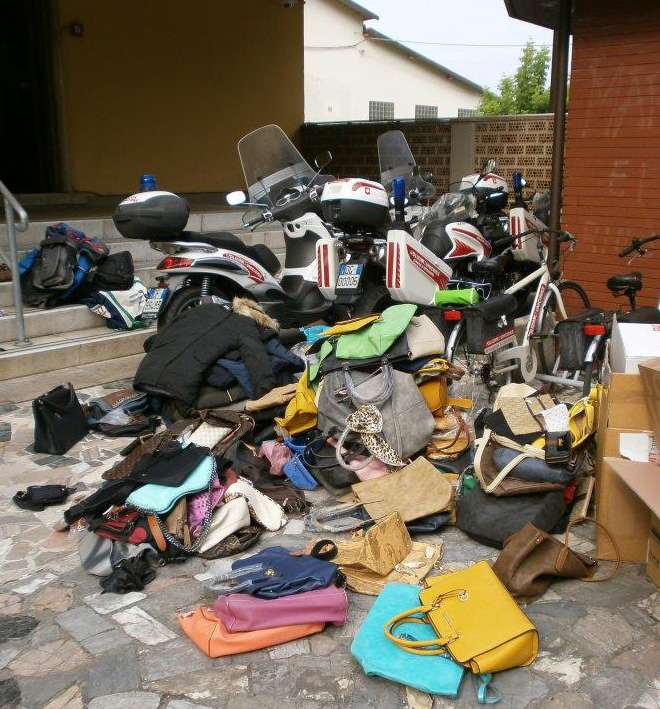 Maxi-sequestro di merce contraffatta a Pietrasanta