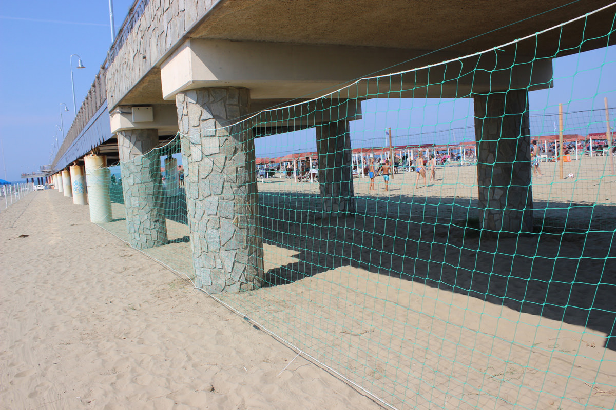 Rete anti-bivacco al pontile del Tonfano. “La Versilia non è l’Ungheria”