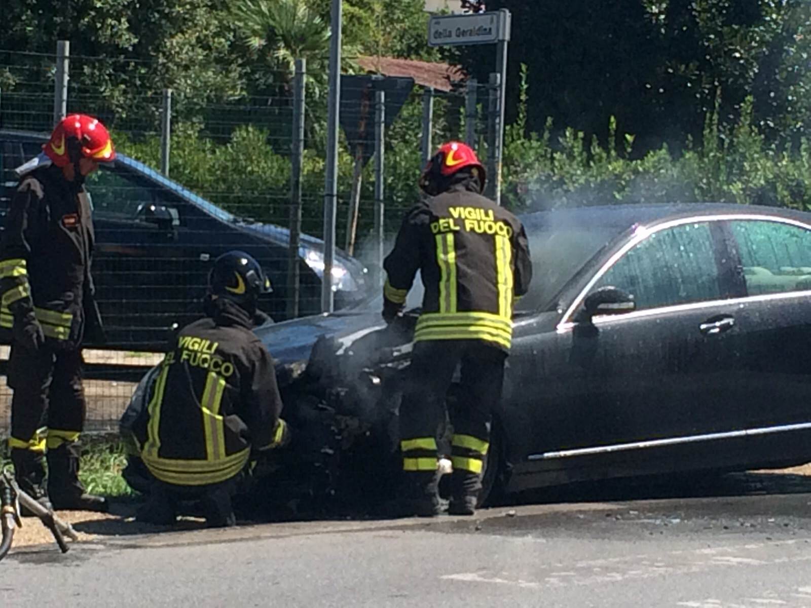 Mercedes a fuoco a Lido di Camaiore