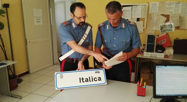 Smonta il cartello della via Italica per rubarlo, denunciato 26enne lucchese