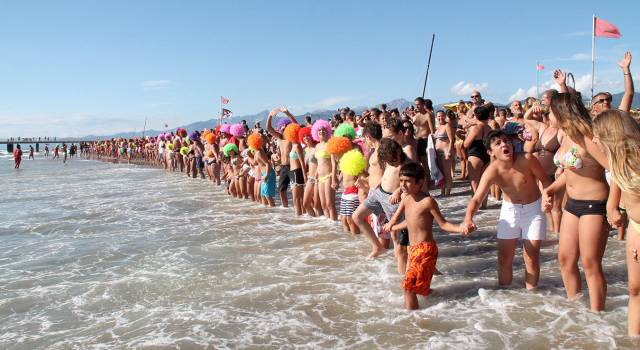 A Lido di Camaiore il grande tuffo collettivo in parrucca per i bambini del Meyer