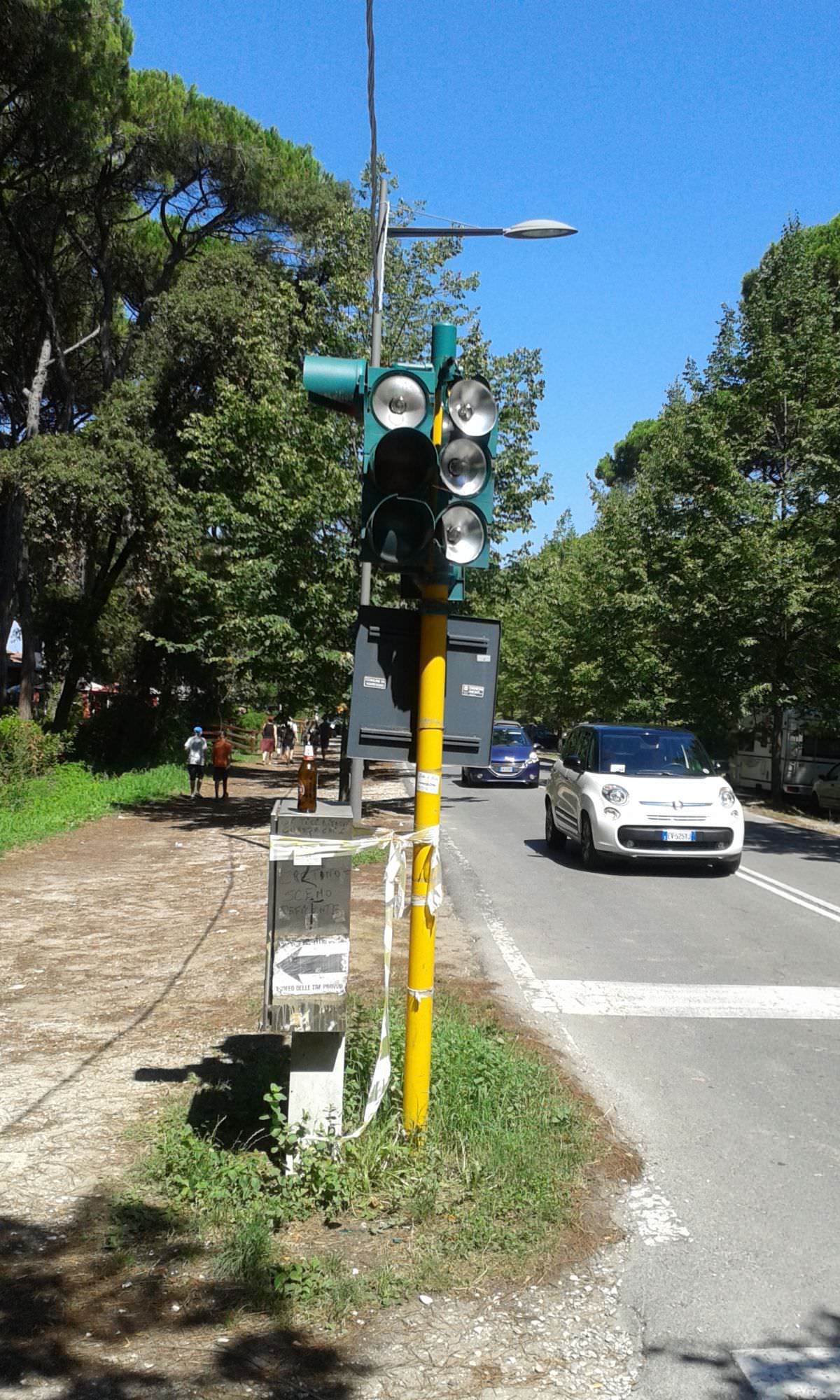 “Il semaforo sul viale dei Tigli è malandato. Il Comune lo aggiusti”