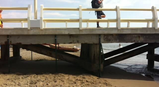 Le reti antibivacco sotto il pontile. &#8220;Mallegni e Buratti forti con i deboli e deboli con i forti&#8221;