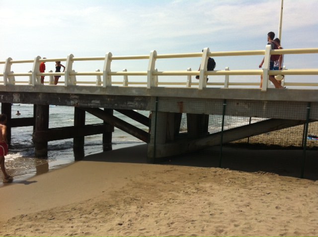 Rete anti-bivacchi sotto il Pontile di Forte dei Marmi. Emessa l’ordinanza