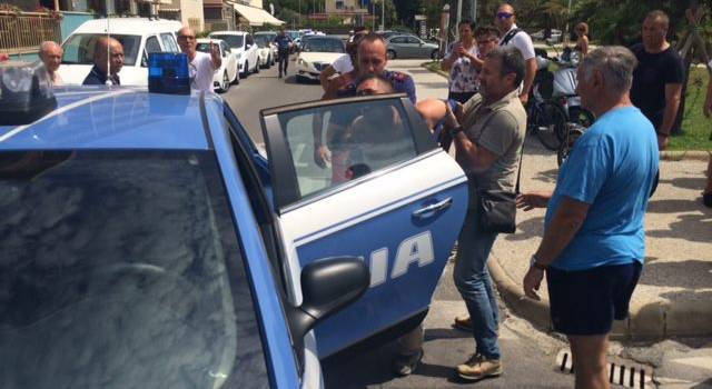 Spari sulla spiaggia a Lido, panico sul mare. Feriti due agenti di polizia