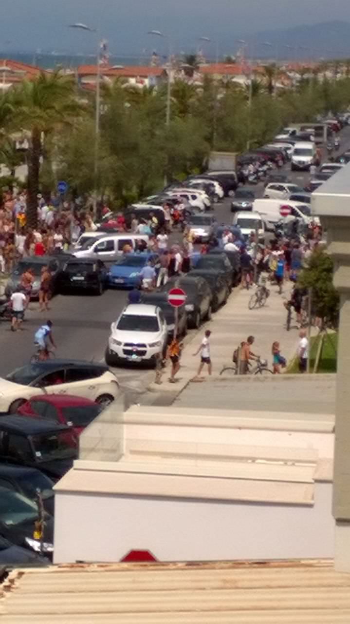 Sparatoria in spiaggia a Lido di Camaiore, terrore tra i bagnanti (video)