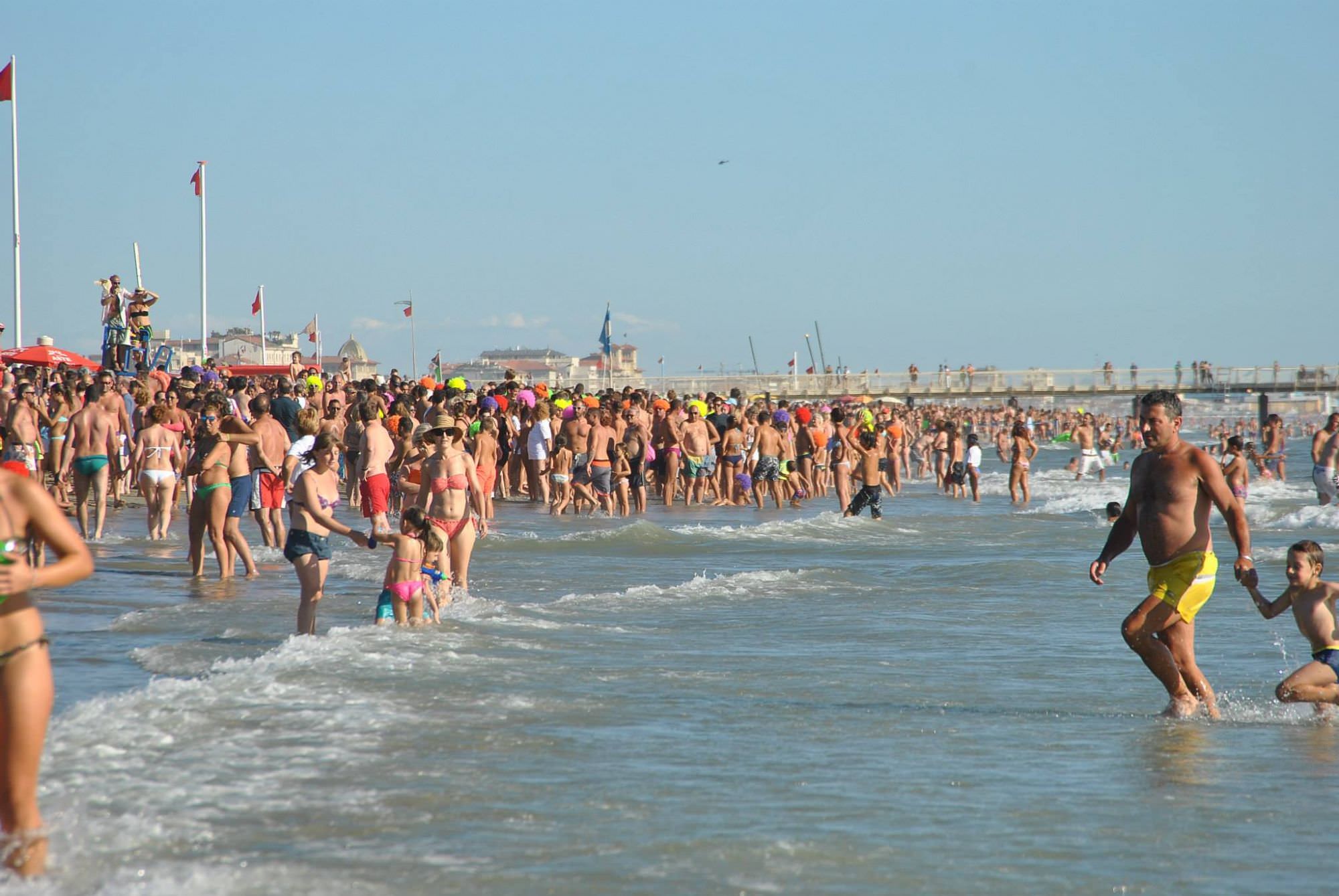 Mare mosso, il tuffo di solidarietà in parrucca slitta a sabato