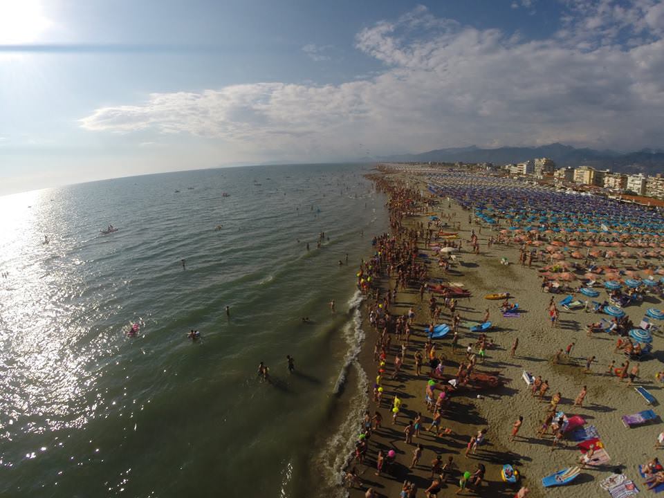 In 10mila per il tuffo in parrucca a Lido di Camaiore