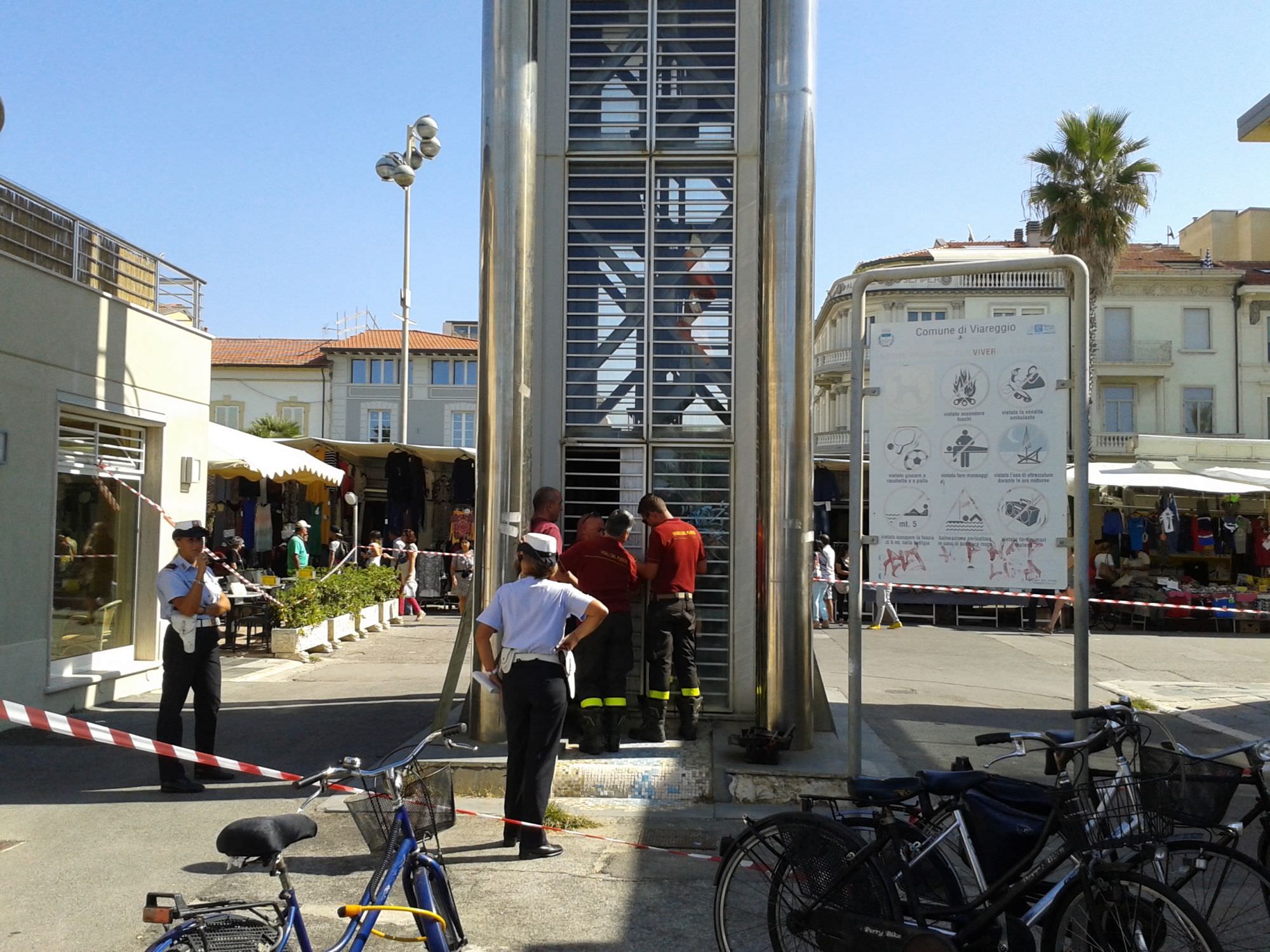 Rischia di cadere un pannello dell’Orologio. Intervengono i vigili del fuoco