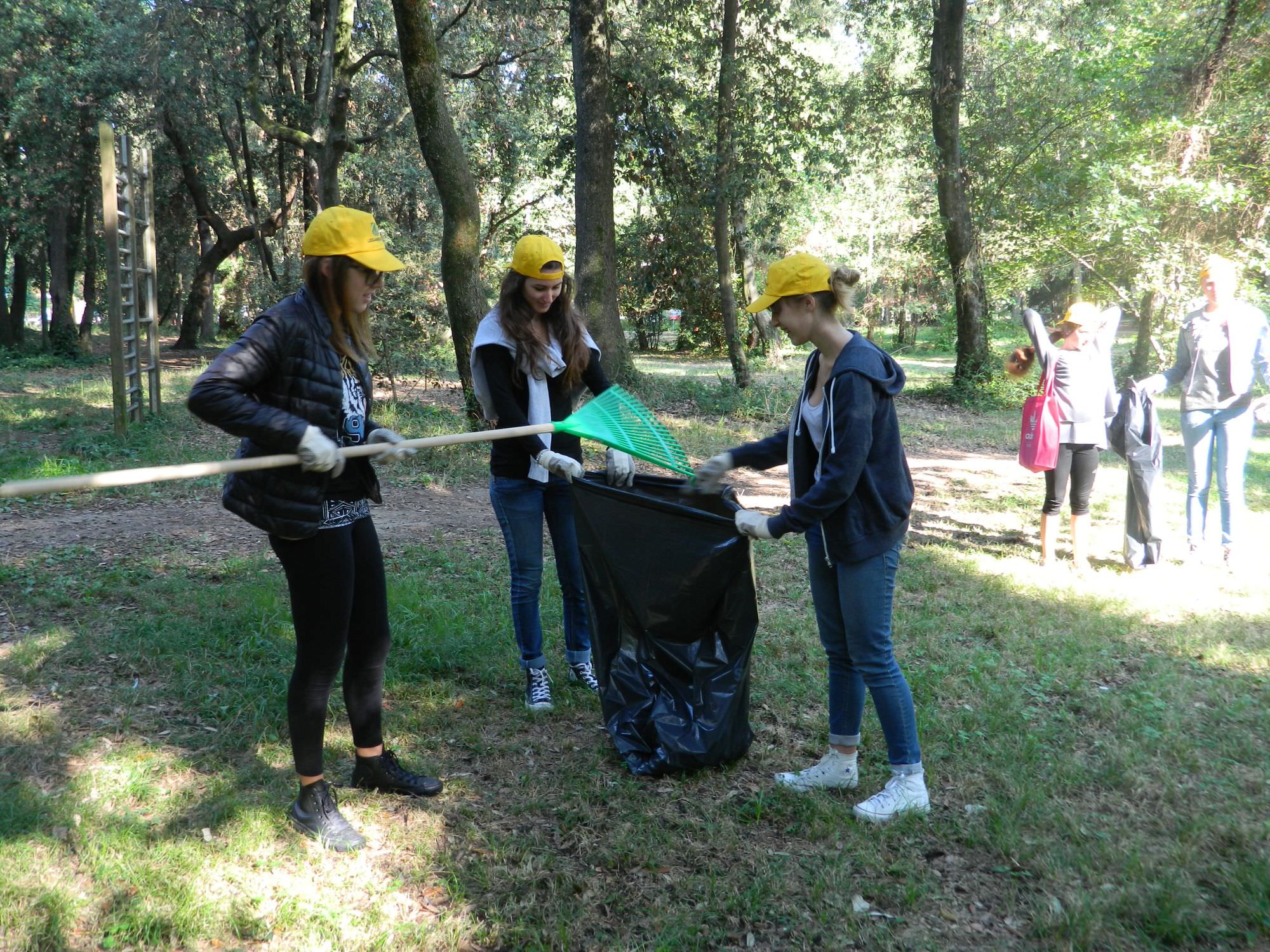 Volontari e studenti ripuliscono la pineta di Ponente