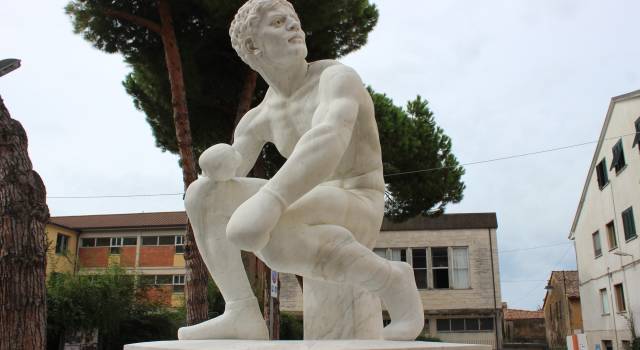 La statua del Pugilatore torna pulita e splendente a Pietrasanta