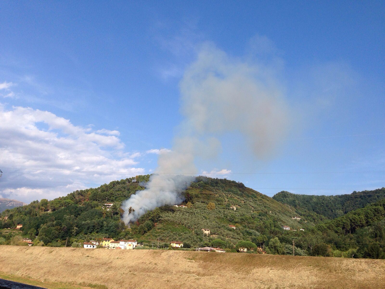 Incendio sulle colline camaioresi
