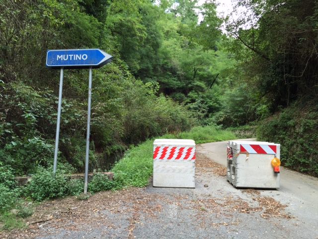 Ancora chiusa la strada per Chiatri, una frana ne blocca l’accesso da mesi