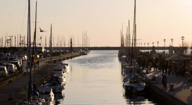 Aria irrespirabile a Viareggio. &#8220;Occhi che bruciano e puzza insopportabile&#8221;