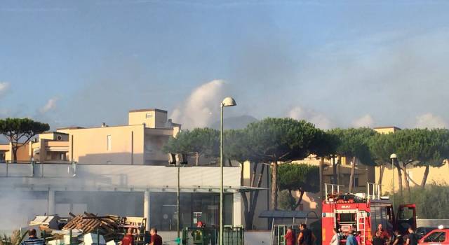 Incendio nel piazzale di un supermercato a Lido di Camaiore