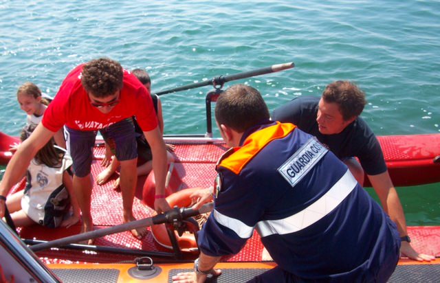 Accusa un malore a riva, gli salvano la vita