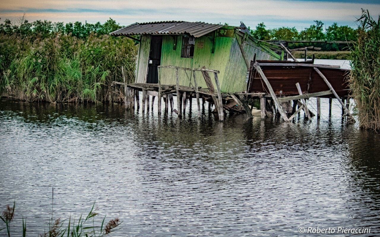 Edifici abbandonati sul lago